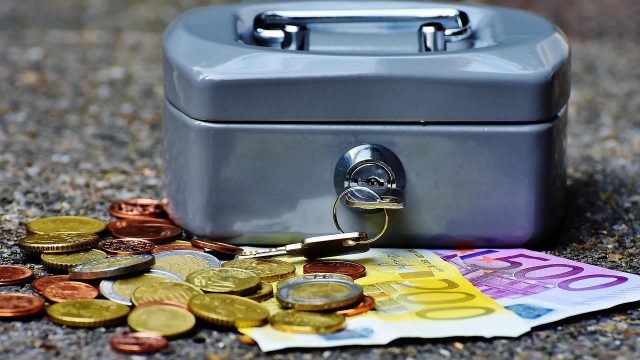 Mengatur Keuangan Rumah Tangga