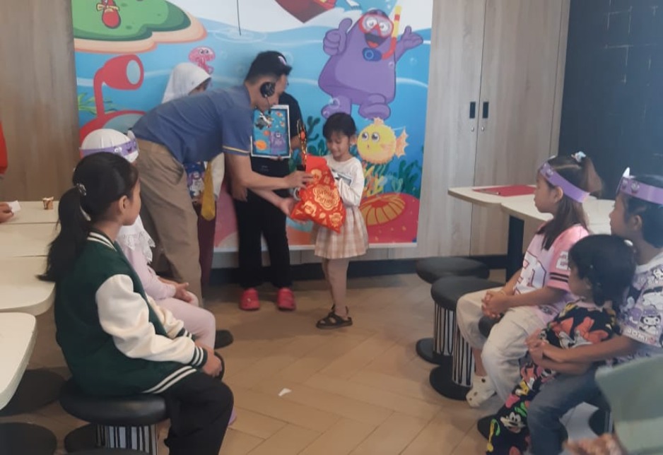 Foto Dokumentasi : Proses Pemberian Hadiah