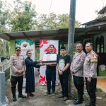 Penyerahan simbolis Mushaf Al-Qur’an dari LSM PENJARA 1 kepada Marbot Mushala Nurhidayah, dibersamai jajaran Polsek Karangmojo dalam rangka HUT Bhayangkara ke-79 di Gunungkidul.