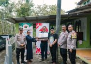 Penyerahan simbolis Mushaf Al-Qur’an dari LSM PENJARA 1 kepada Marbot Mushala Nurhidayah, dibersamai jajaran Polsek Karangmojo dalam rangka HUT Bhayangkara ke-79 di Gunungkidul.