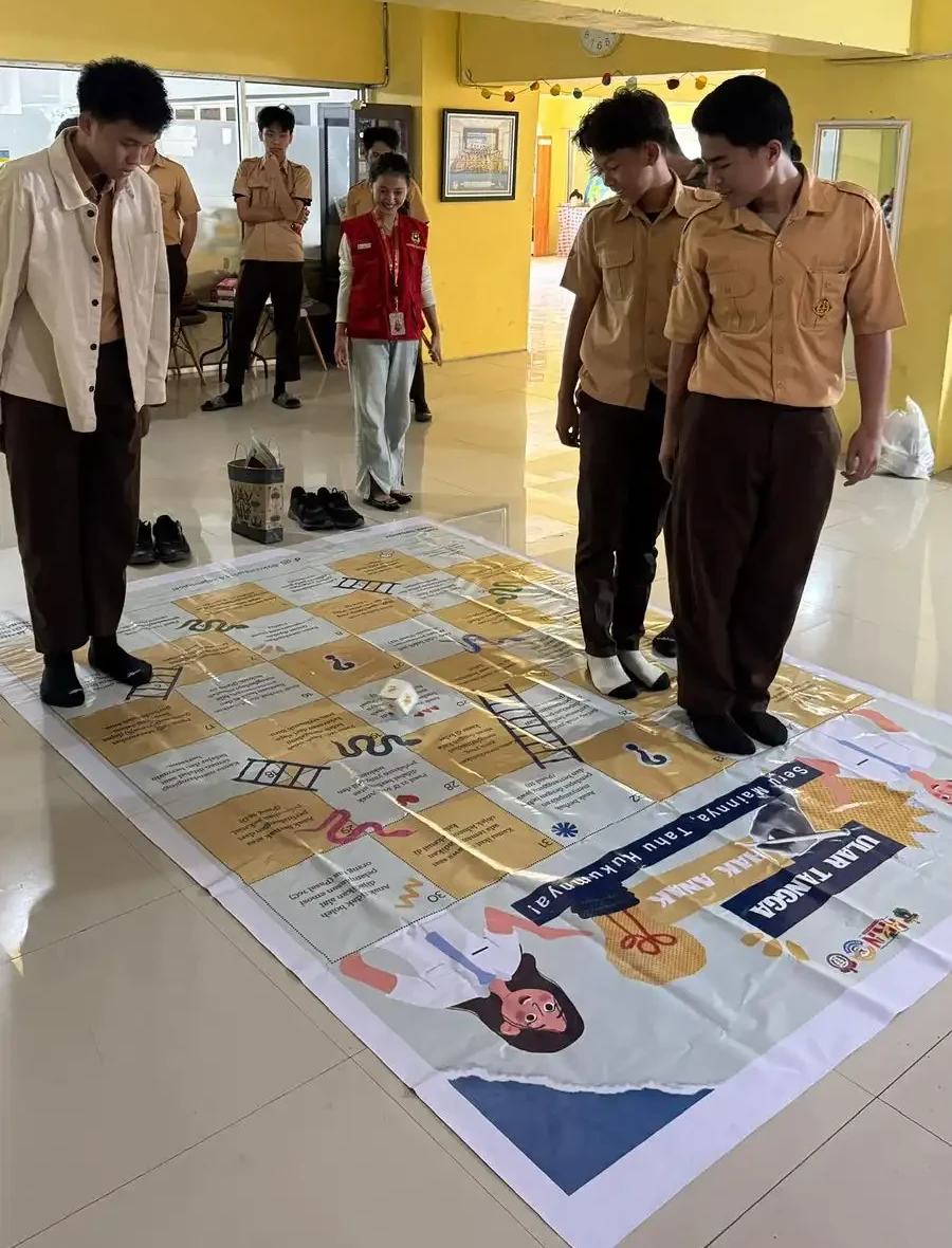 Edukasi Remaja tentang Hak-Hak dan Perlindungan Anak melalui Media Interaktif Ular Tangga oleh Mahasiswa KKN 114 Kejati Sulsel